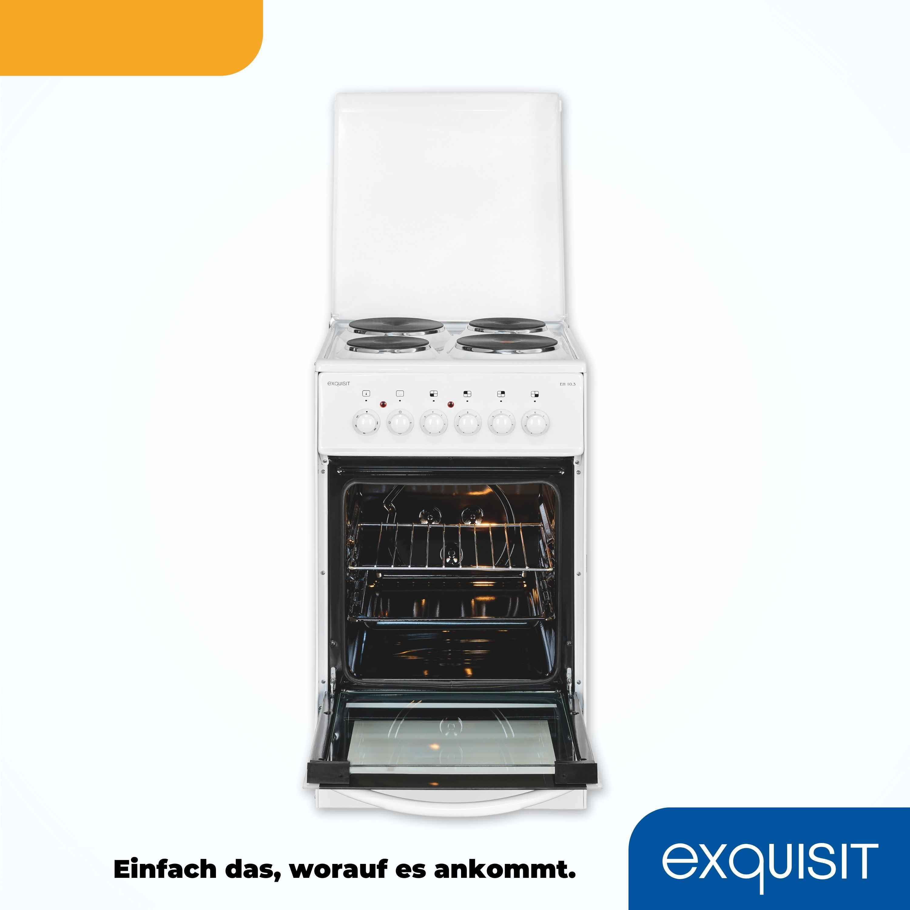 Weißer Elektroherd mit vier Kochfeldern und einer offenen Backofentür. Text: Exquisit.