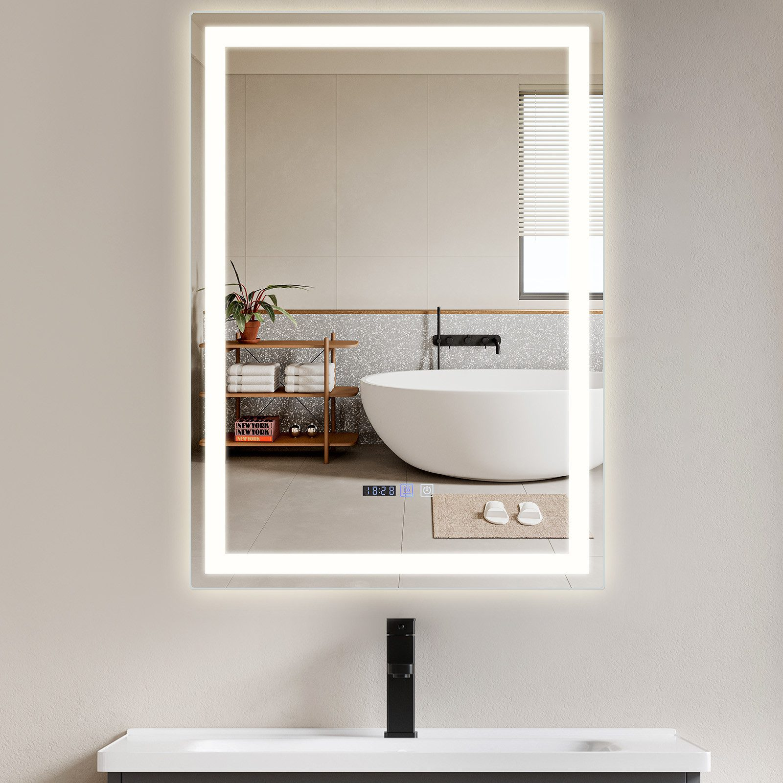 Podświetlane lustro łazienkowe z zegarem cyfrowym, odbite w lustrze. Lustro jest w łazience.