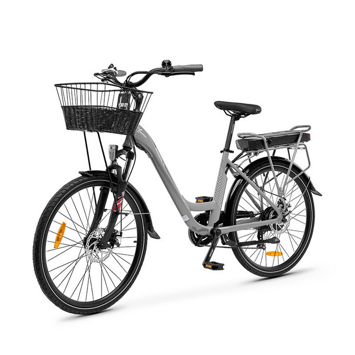 Szary rower elektryczny z koszykiem. Jest na białym tle, o eleganckim wyglądzie.