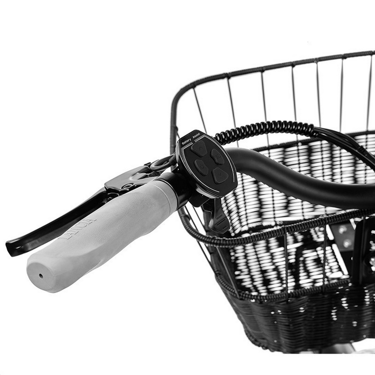 Kierownica roweru z koszem i panelem sterowania z napisem Battery Assist.