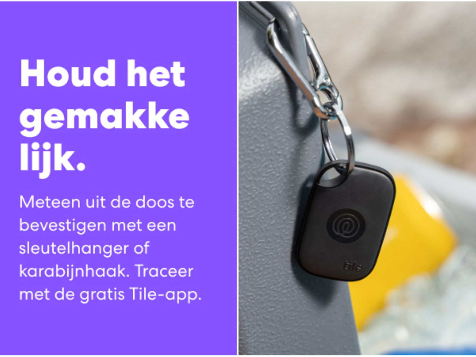 A Tile tracker attached to a carabiner, with text in Dutch. Purple background.