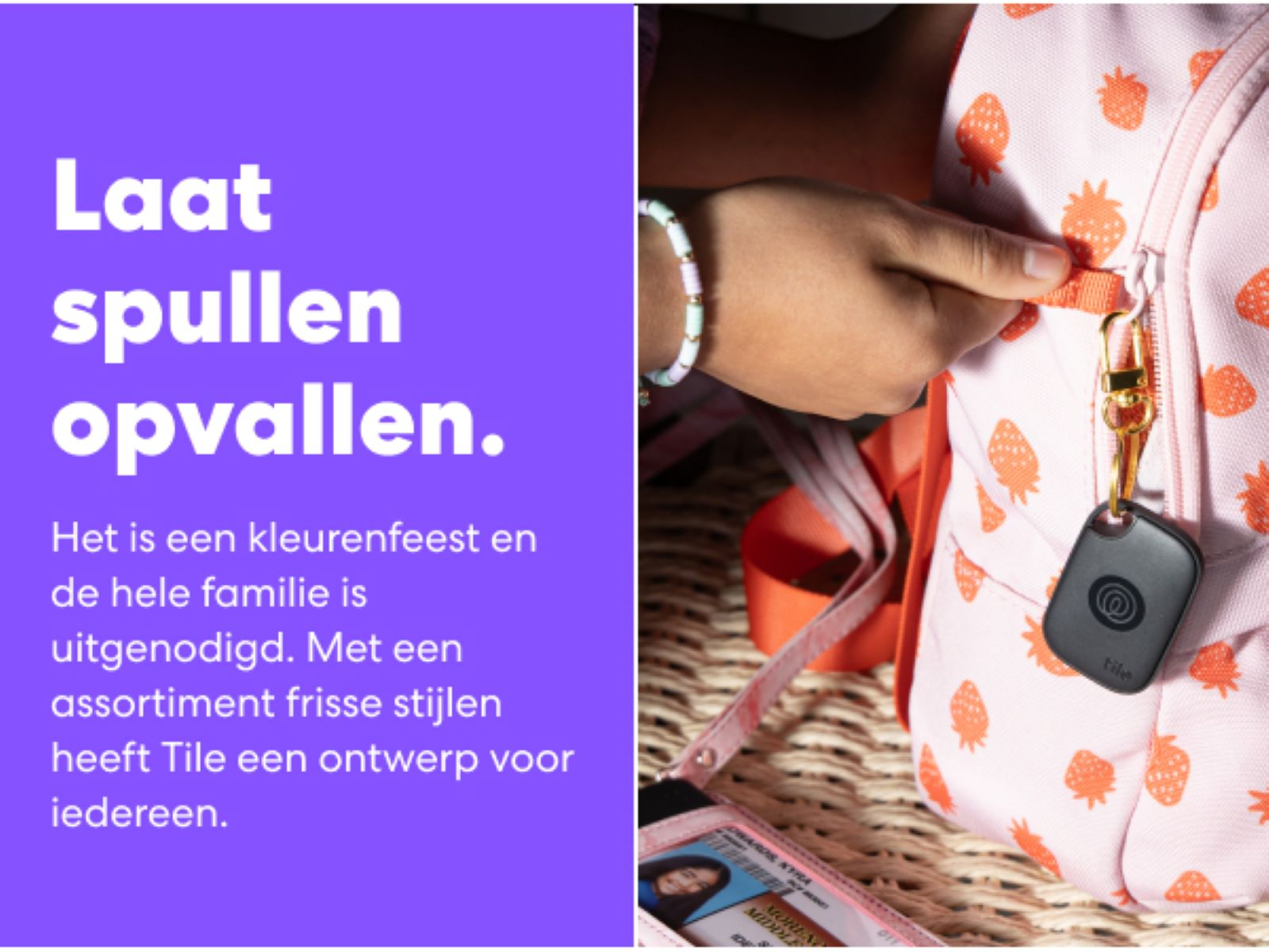 Tile tracker attached to a backpack with a floral pattern, with text in Dutch.