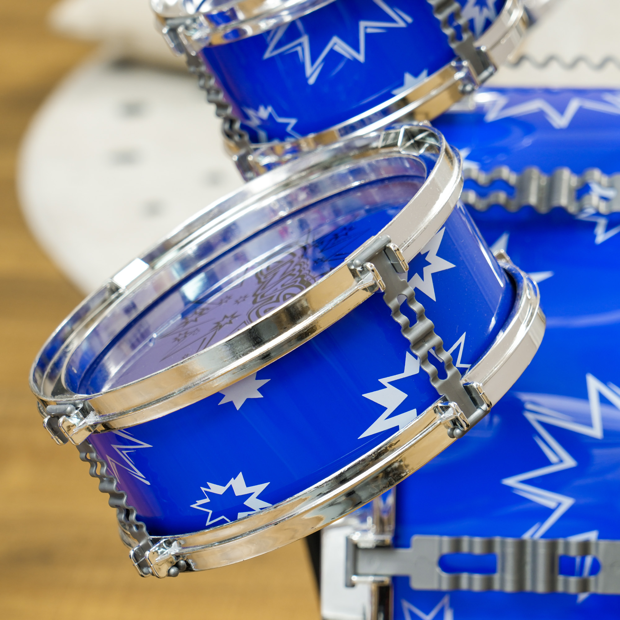 Primo piano di batterie blu con stelle bianche. Le batterie hanno dettagli argentati.