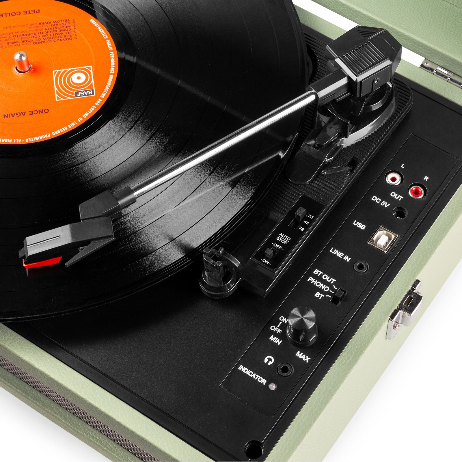 Un tocadiscos con un disco de vinilo negro. El reproductor es verde con controles en la parte delantera.