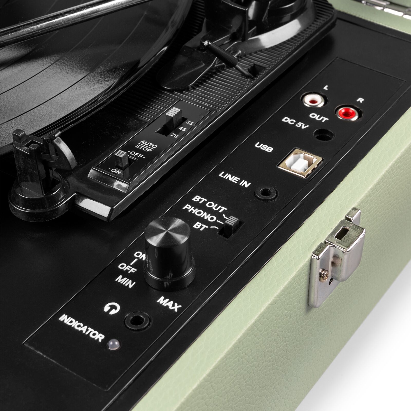 Primer plano del panel de control y la plataforma giratoria de un tocadiscos vintage verde y negro.