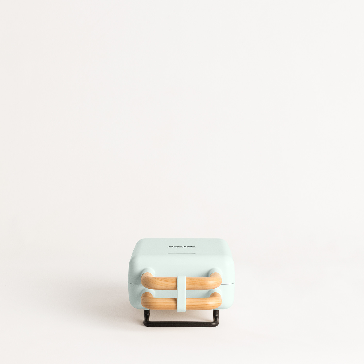 Gofrera verde menta con mangos de madera. Está sobre una superficie blanca.