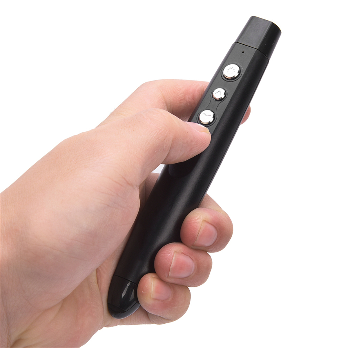 Hand, die einen schwarzen Laserpointer mit Knöpfen hält.
