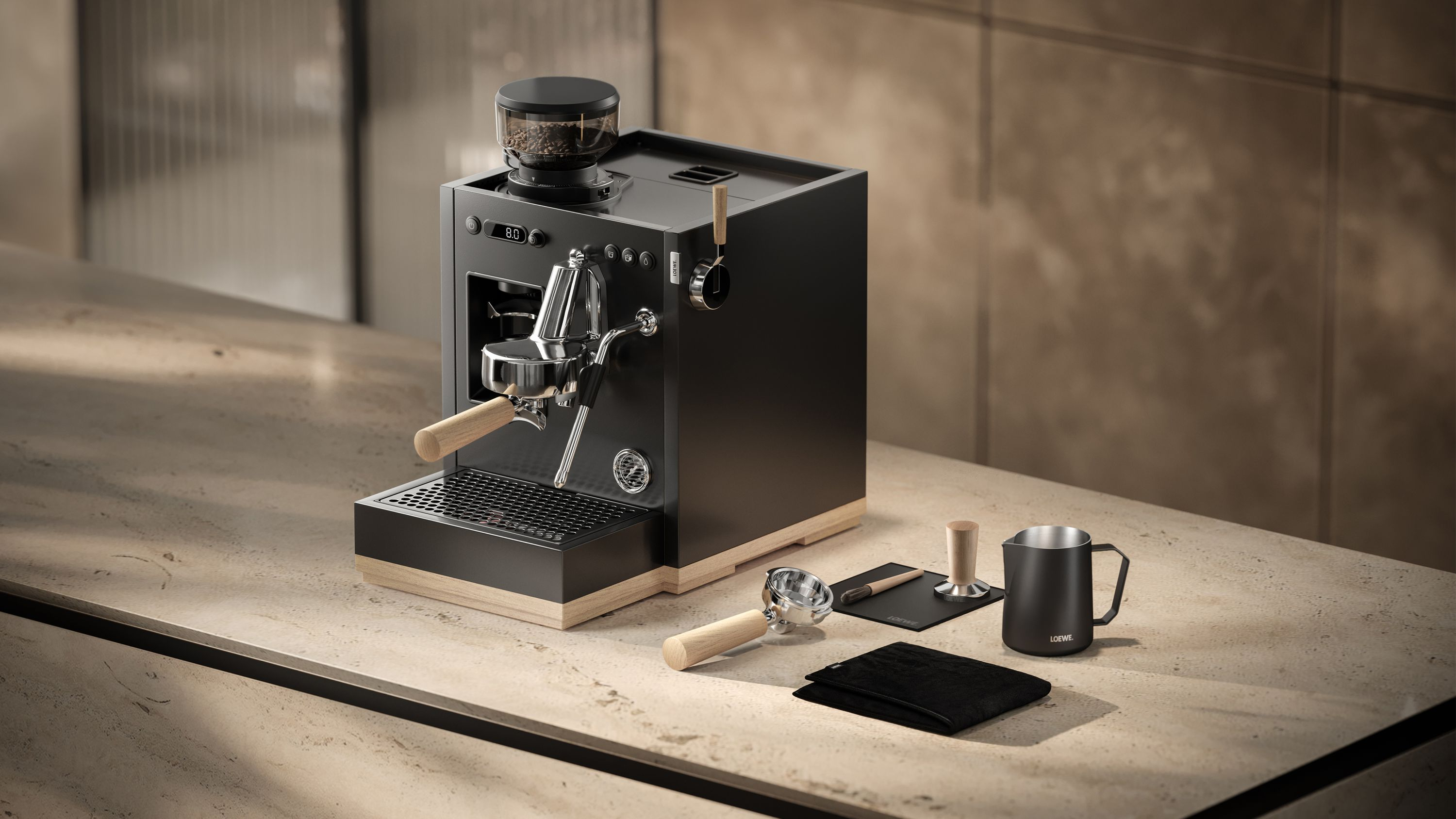 Schwarze Espressomaschine mit Holzakzenten, einer Mühle und Zubehör auf einer Arbeitsplatte.