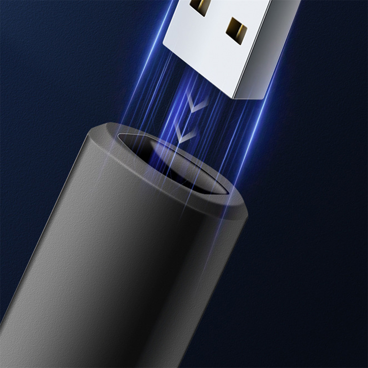 Schwarzes USB-C-Kabel wird in ein schwarzes Gerät gesteckt.