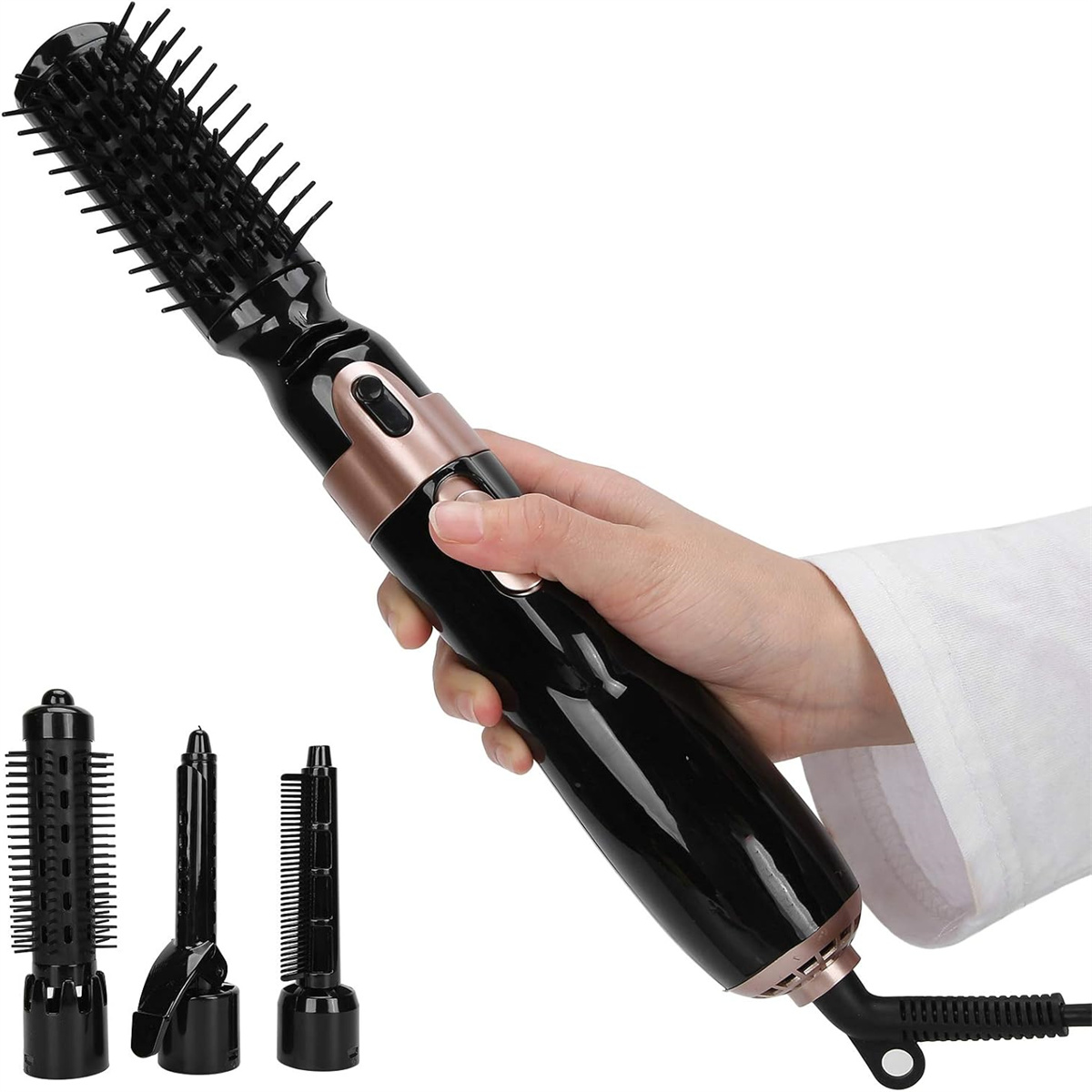 Hand hält eine schwarze und goldfarbene rotierende Haarbürste mit mehreren Aufsätzen.