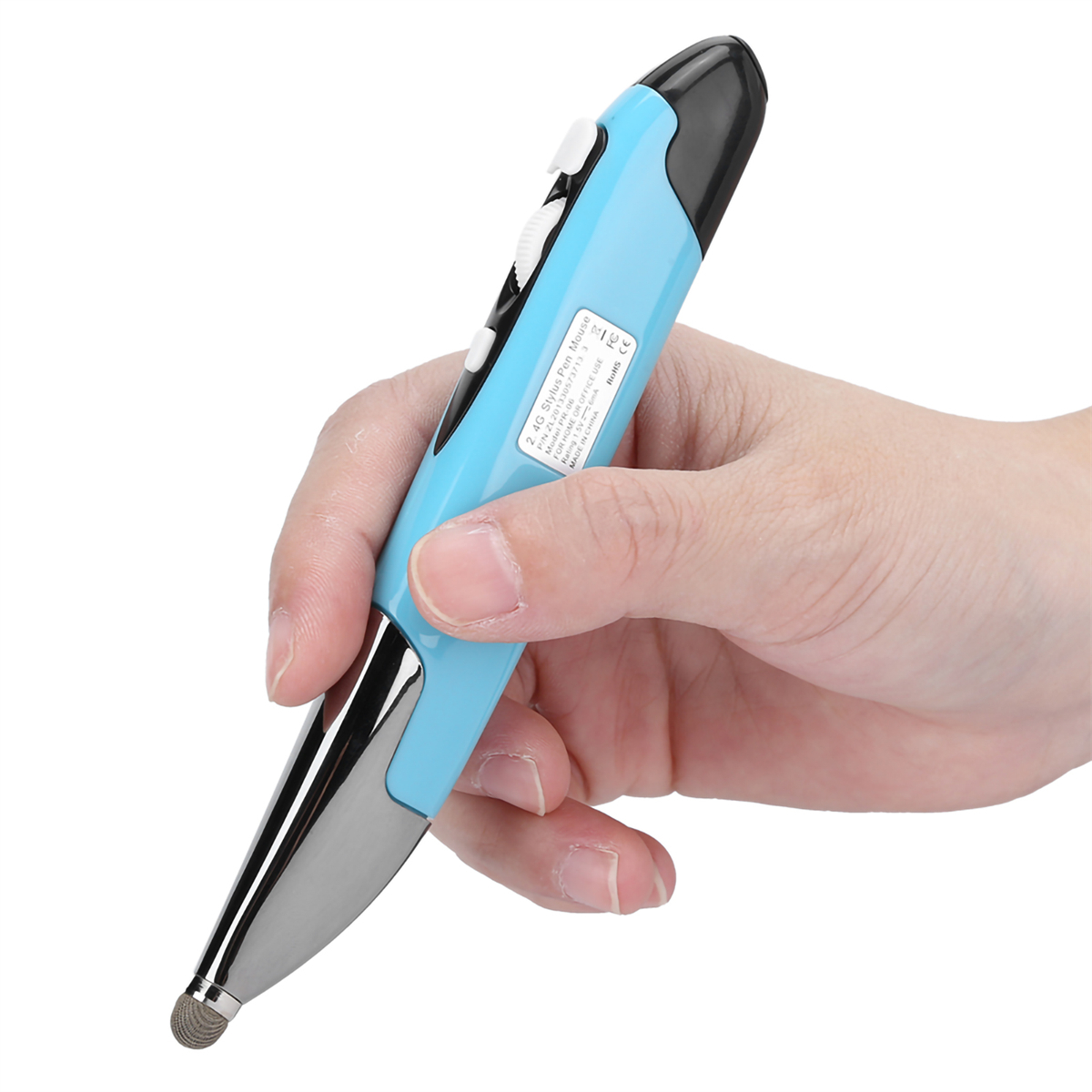 Eine Hand, die einen blau-schwarzen Stift hält. Der Stift hat Knöpfe und eine Metallspitze.