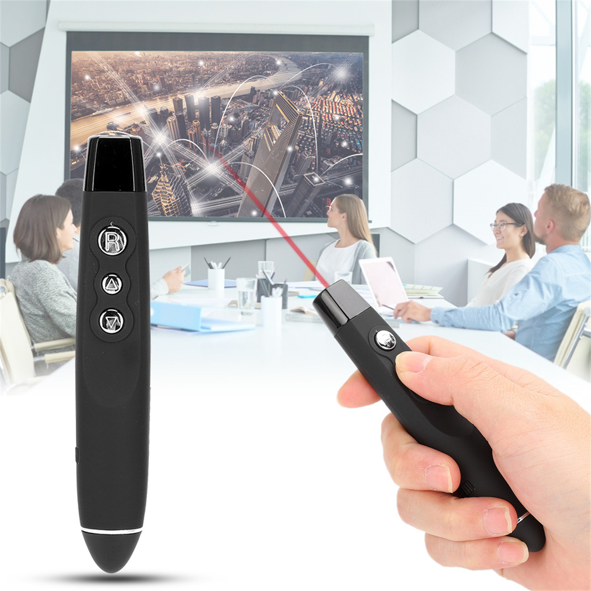 Person hält eine schwarze Präsentationsfernbedienung mit rotem Laserpointer.