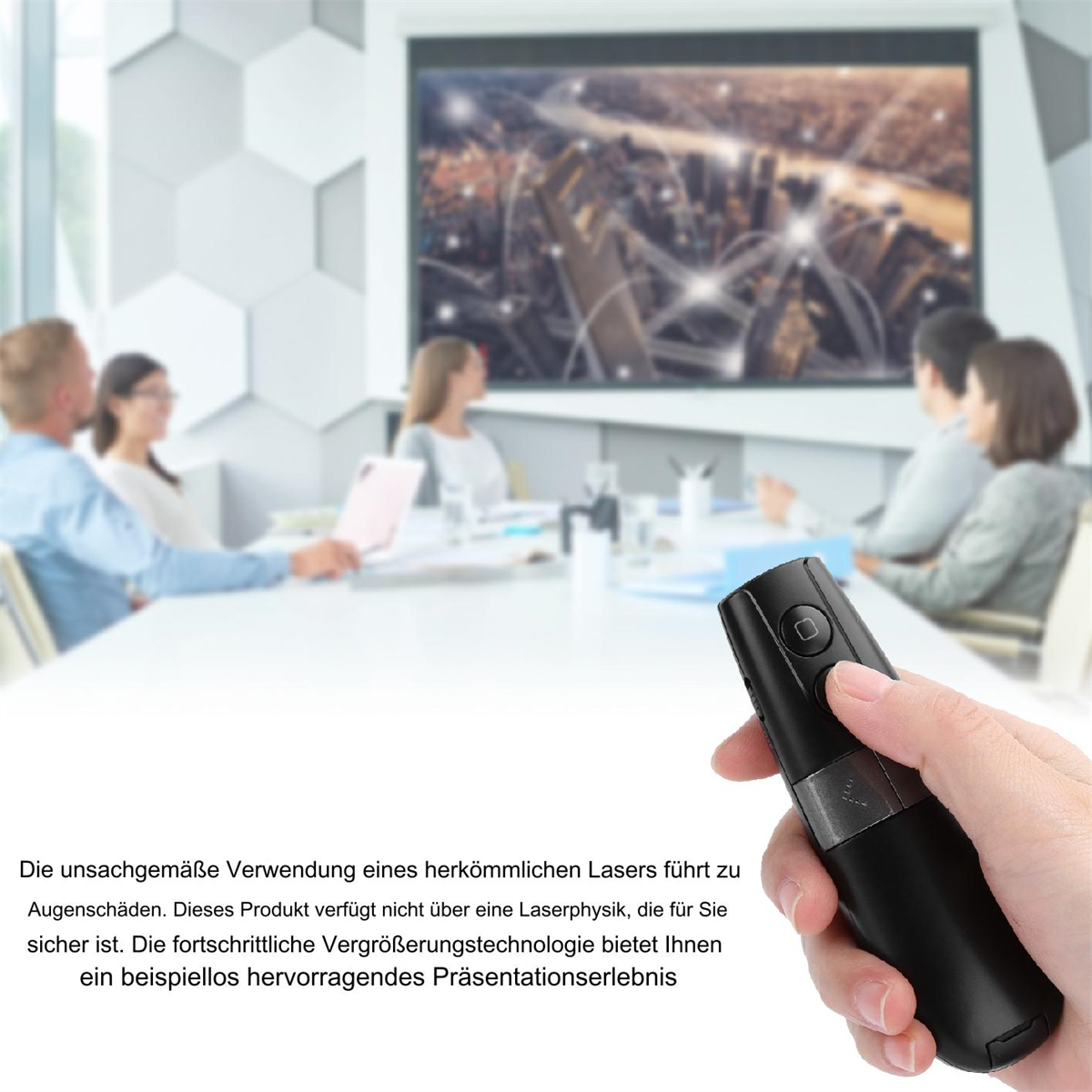 Eine Person hält eine schwarze Präsentationsfernbedienung, im Hintergrund wird eine Stadtansicht angezeigt.