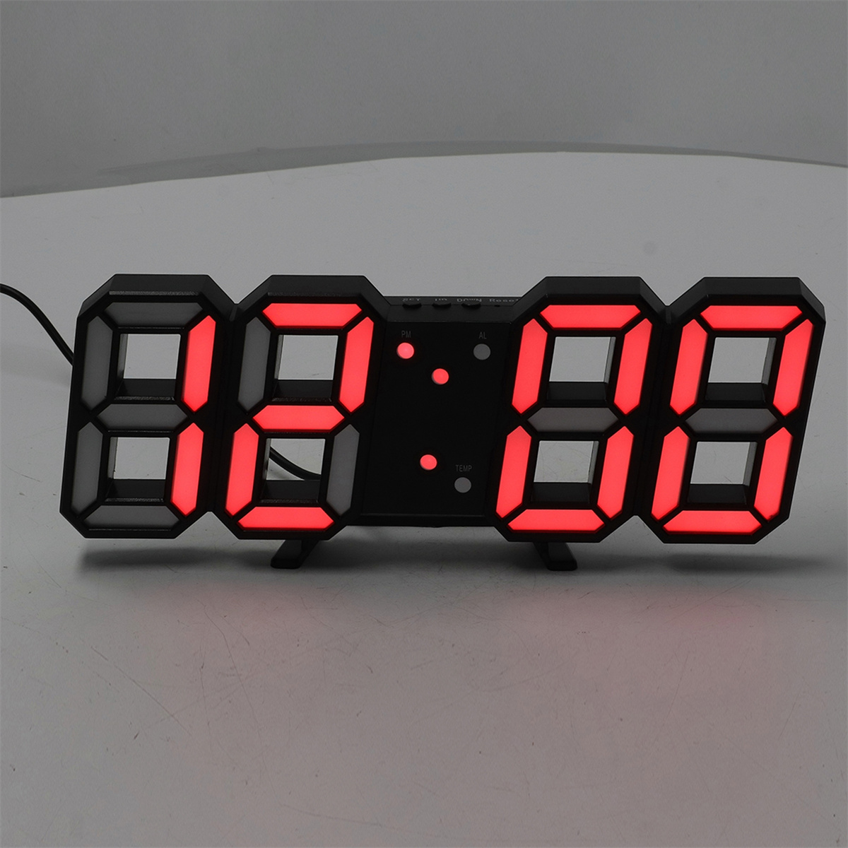 Digitaluhr mit roter Anzeige 02:08. Schwarzer Rahmen, mit Tasten zur Einstellung.