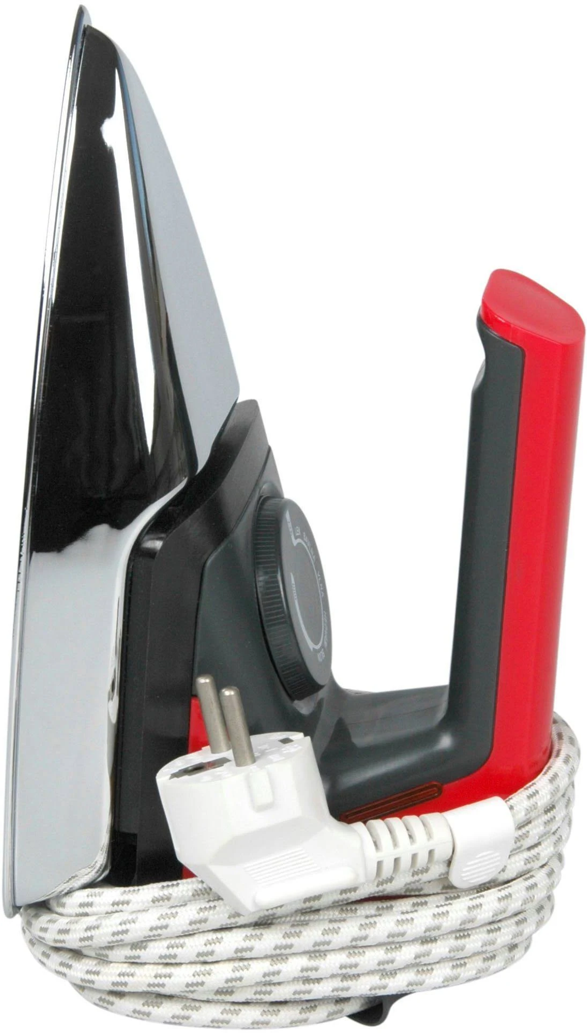 Ein Bügeleisen mit rotem Griff und einer darum gewickelten Schnur. Ein weißer Stecker ist am Kabel befestigt.