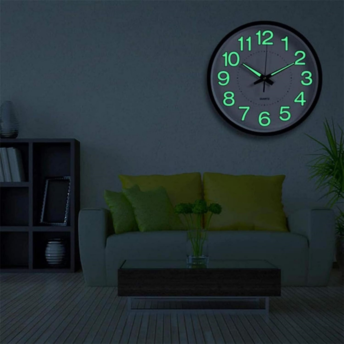 Leuchtende Uhr an der Wand. Sofa, Bücherregal und Pflanze im Raum.