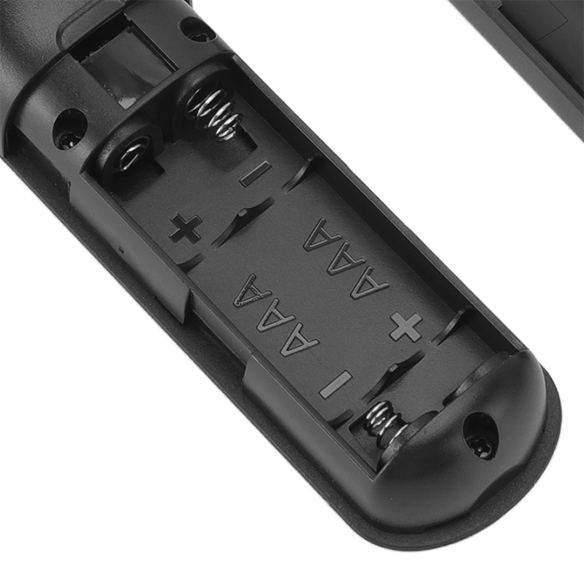 Schwarzes Batteriefach mit sichtbaren AAA-Batterieschlitzen.