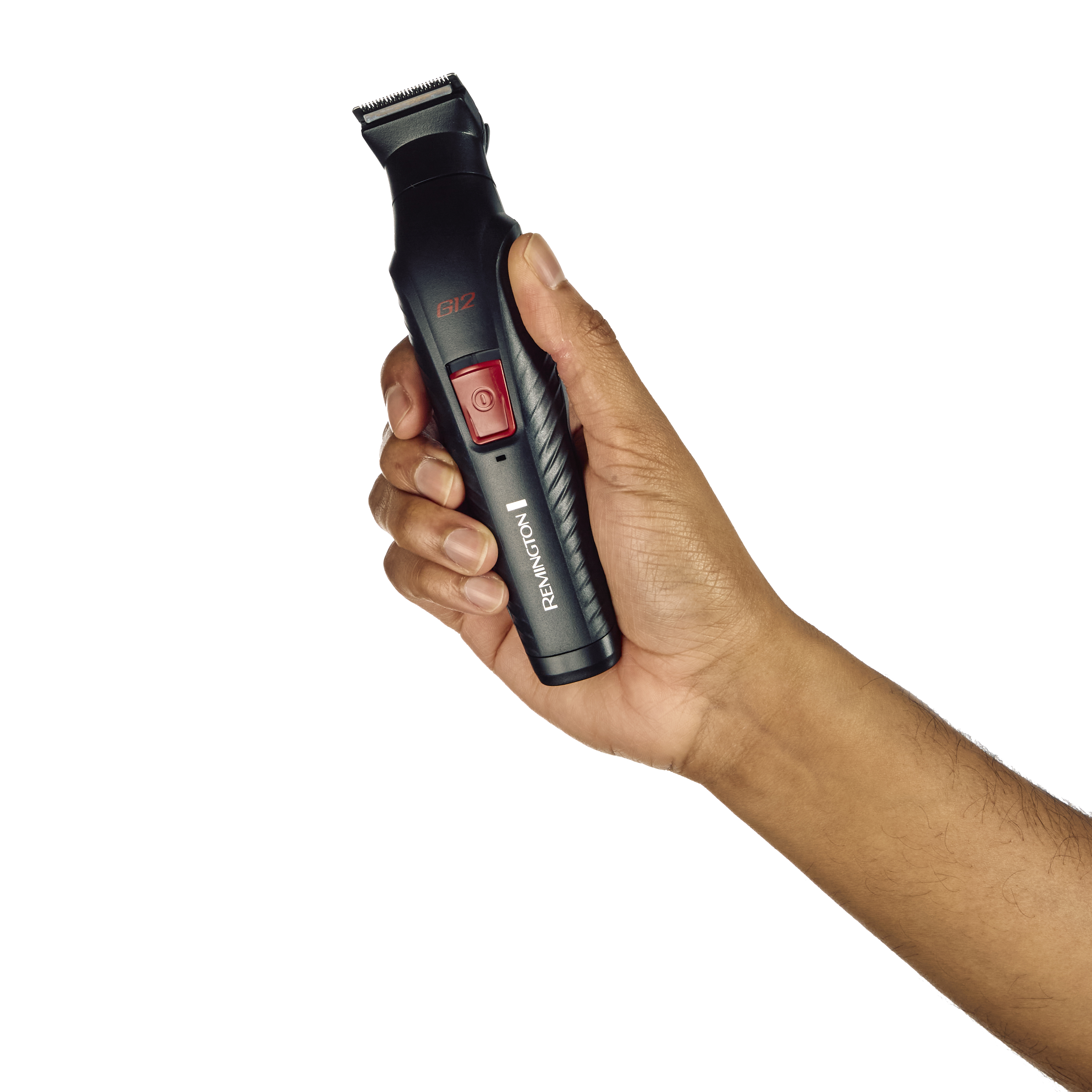 Una mano che tiene un rifinitore nero. Il rifinitore ha un pulsante rosso e un logo Remington. Sfondo bianco.