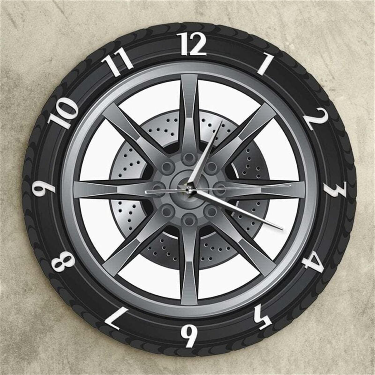 Eine reifenförmige Uhr mit Zahlen und einem Raddesign.