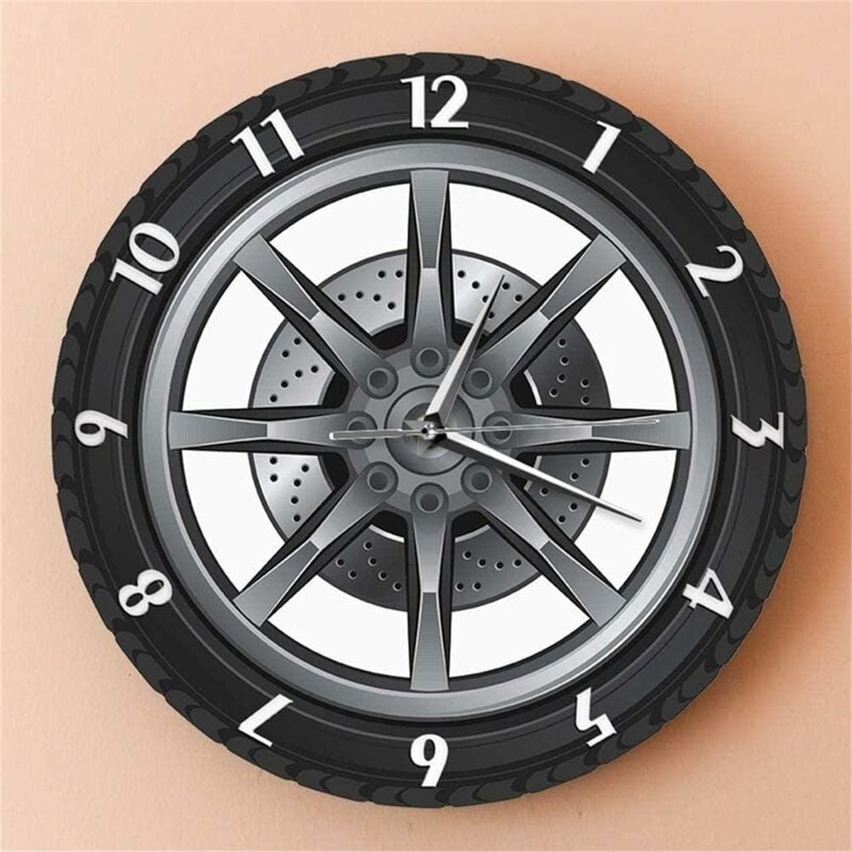 Uhr mit Autoreifendesign. Schwarzer Reifen, silbernes Rad und weiße Zahlen.