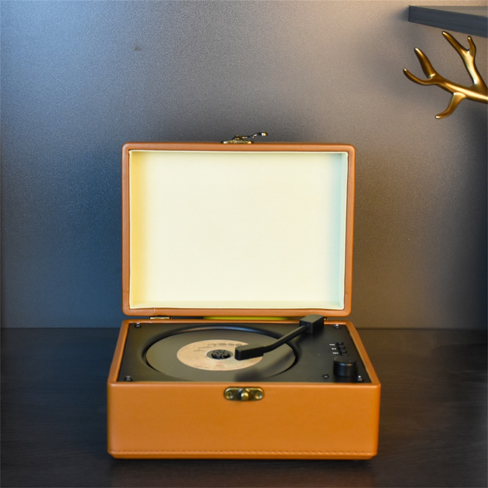 Vintage brauner Plattenspieler mit offenem Deckel, Vinyl-Schallplatte innen.