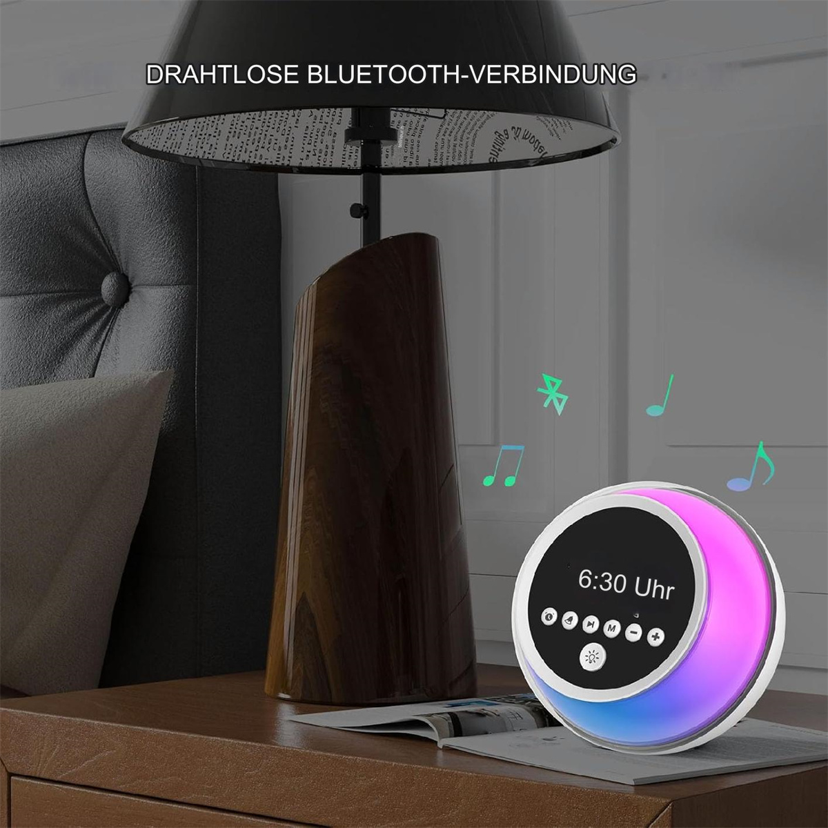 Eine Nachttischlampe mit Nachtlicht. Das Nachtlicht ist mondförmig und hat mehrere Farben.
