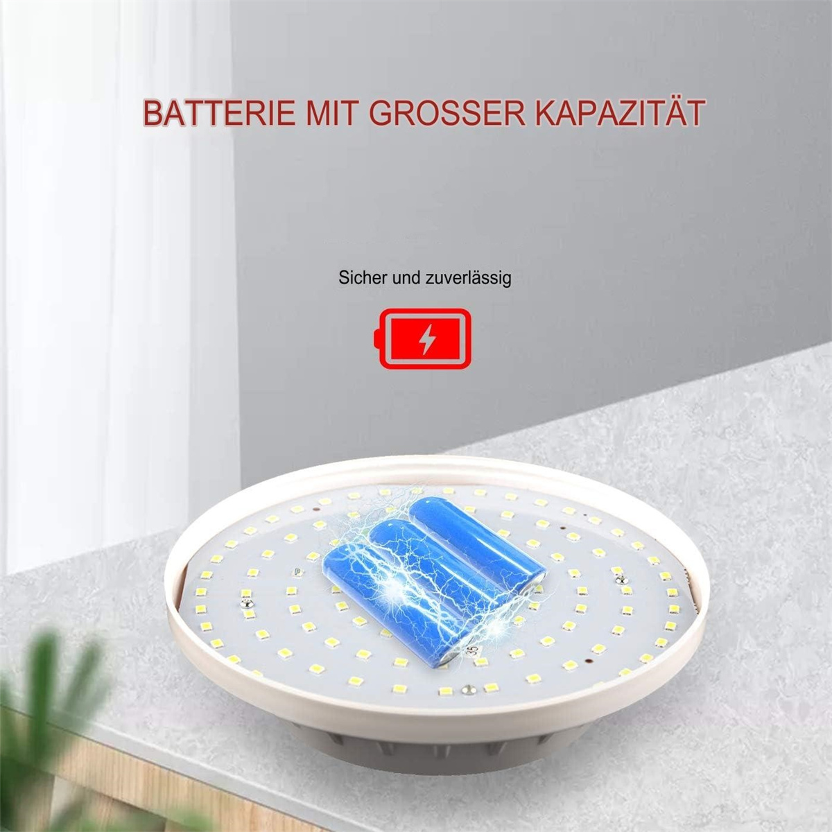 Eine kreisförmige LED-Leuchte mit zwei Batterien, einem silbernen Rand und einer weißen Oberfläche. Text: 'BATTERIE MIT GROSSER KAPAZITÄT'.