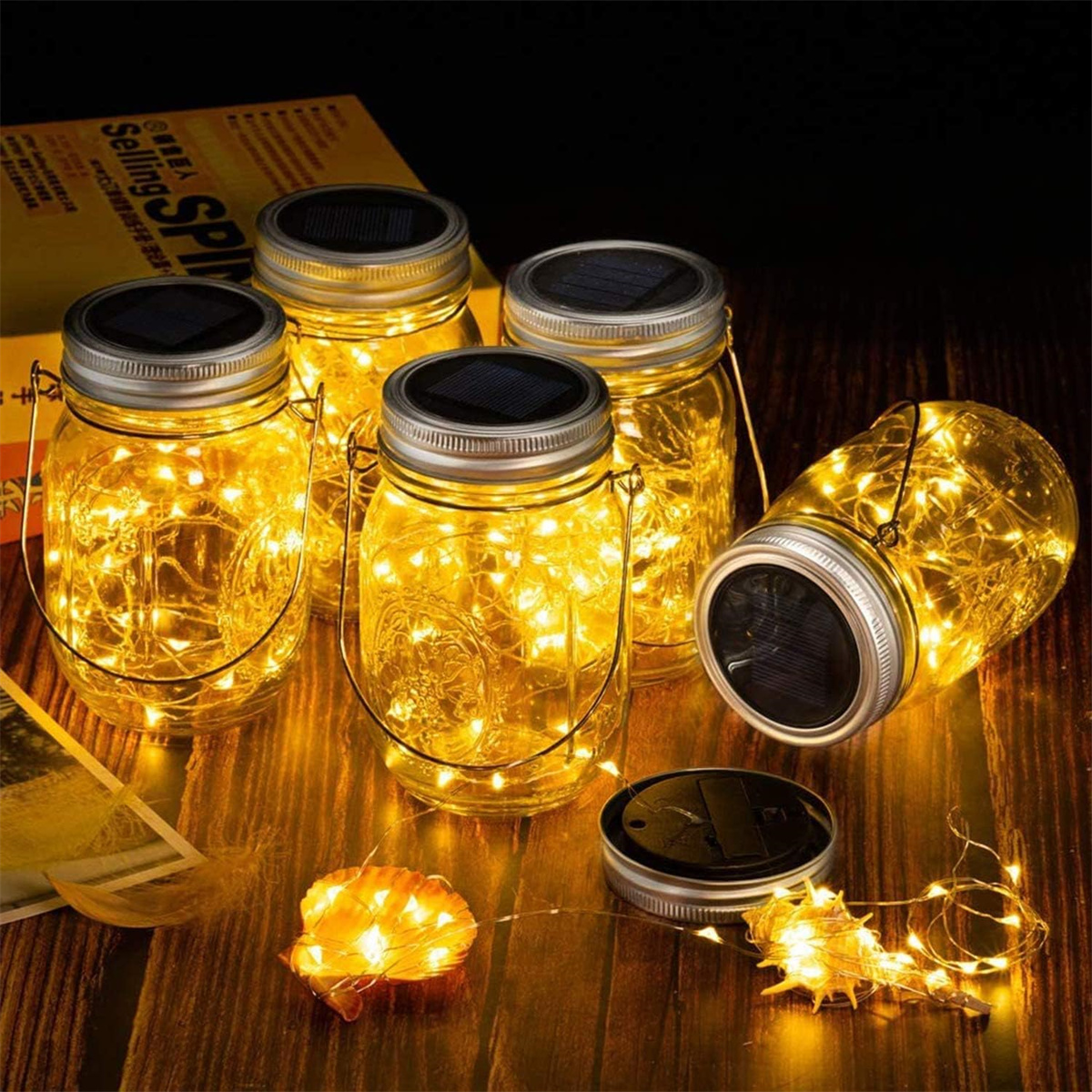 Einmachgläser mit Lichterketten. Mehrere beleuchtete Gläser. Gefallenes Glas mit Lichtern.