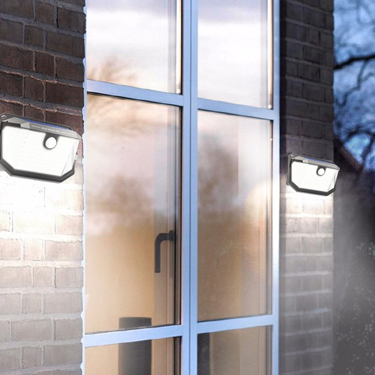 Zwei solarbetriebene Lichter an einer Ziegelmauer. Lichter sind an.