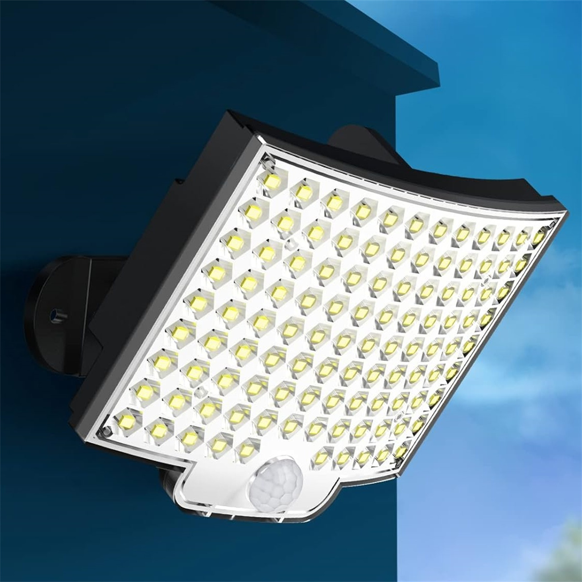 Solarbetriebener LED-Flutlichtstrahler an einer Wand montiert. Das Licht hat einen Bewegungssensor.