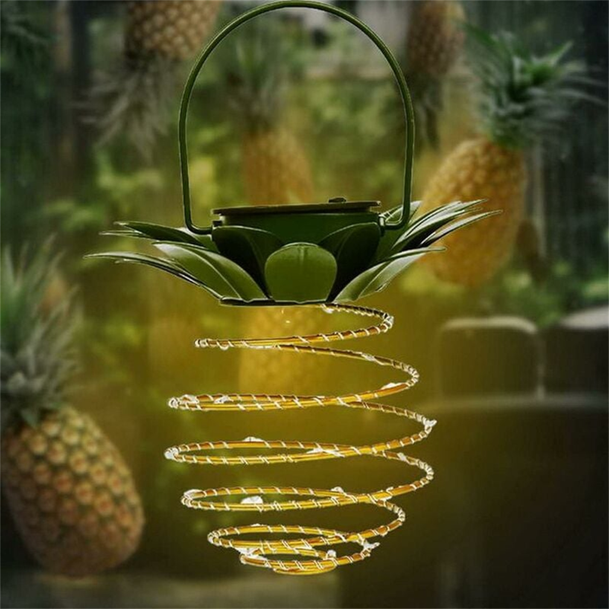 Ein dekoratives Ananas-förmiges Licht mit einer Spirale aus gelben Lichtern und einem Griff.