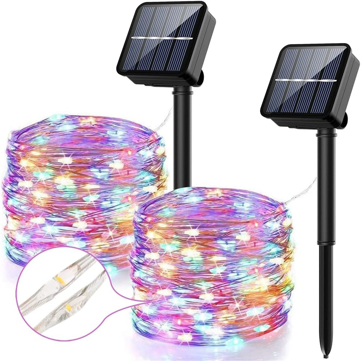 Zwei Stränge mehrfarbiger Lichterketten mit schwarzen Solarpanels. Hintergrund: weiß.