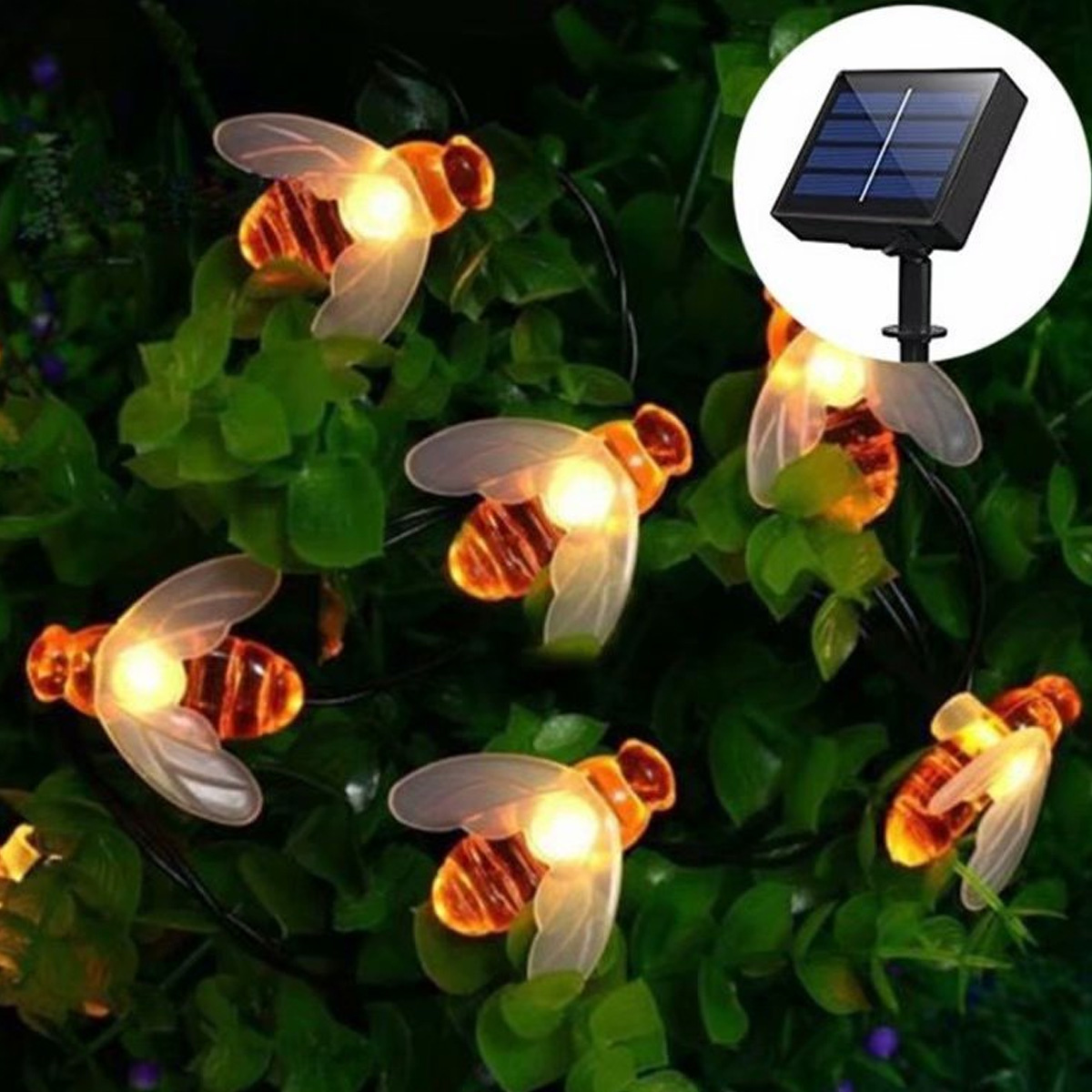 Bienenförmige Lichterketten auf Grün, im Hintergrund ein Solarpanel.