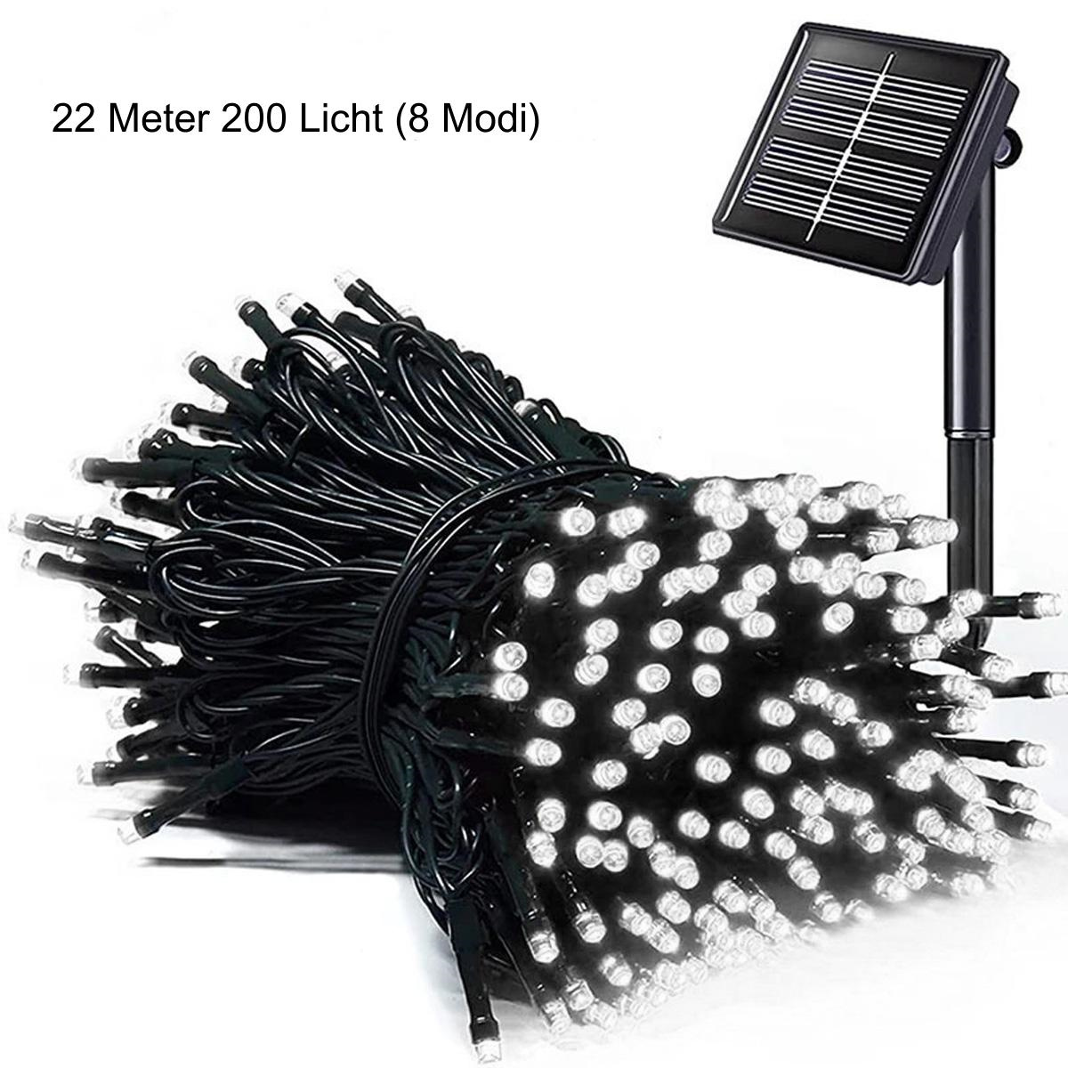 Ein solarbetriebenes Lichterketten-Set mit weißen Lichtern. Das Solarpanel ist im Hintergrund.