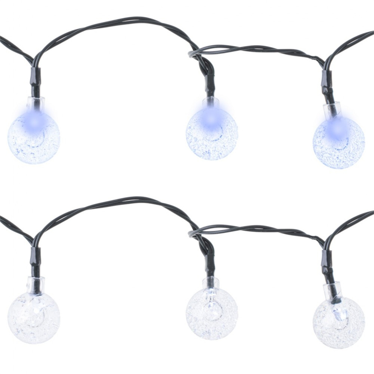 Nahaufnahme einer Lichterkette mit klaren, runden LED-Leuchten mit schwarzem Draht.