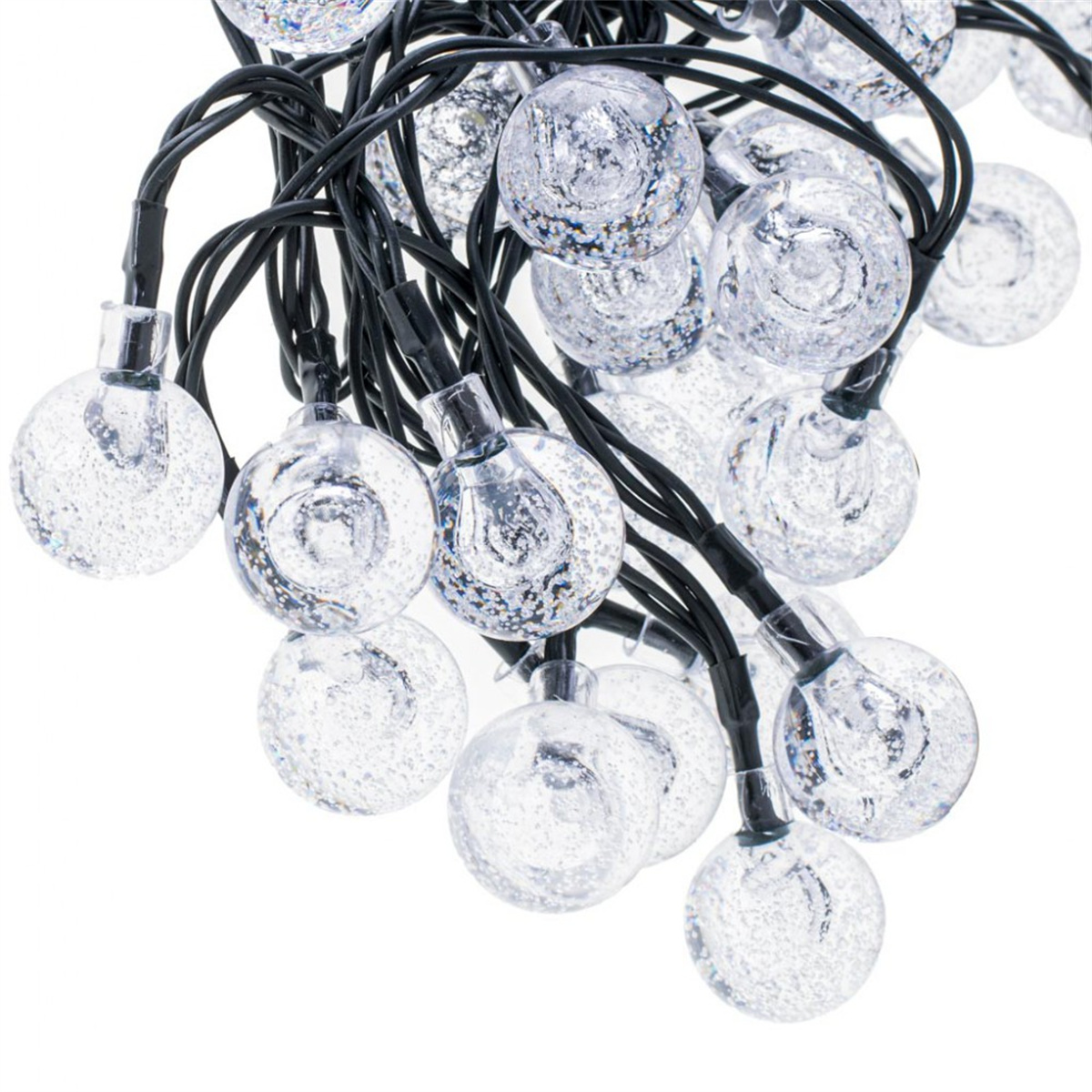 Lichterkette mit klaren, runden Glühbirnen und schwarzer Verkabelung.