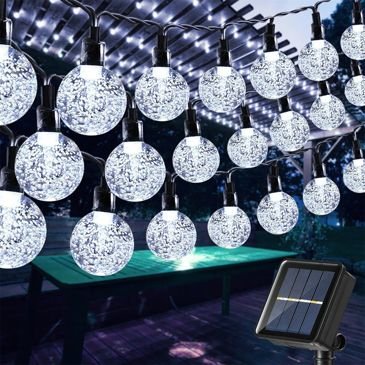 Solarbetriebene Lichterketten mit kugelförmigen Glühbirnen und einem grünen Tisch im Hintergrund.