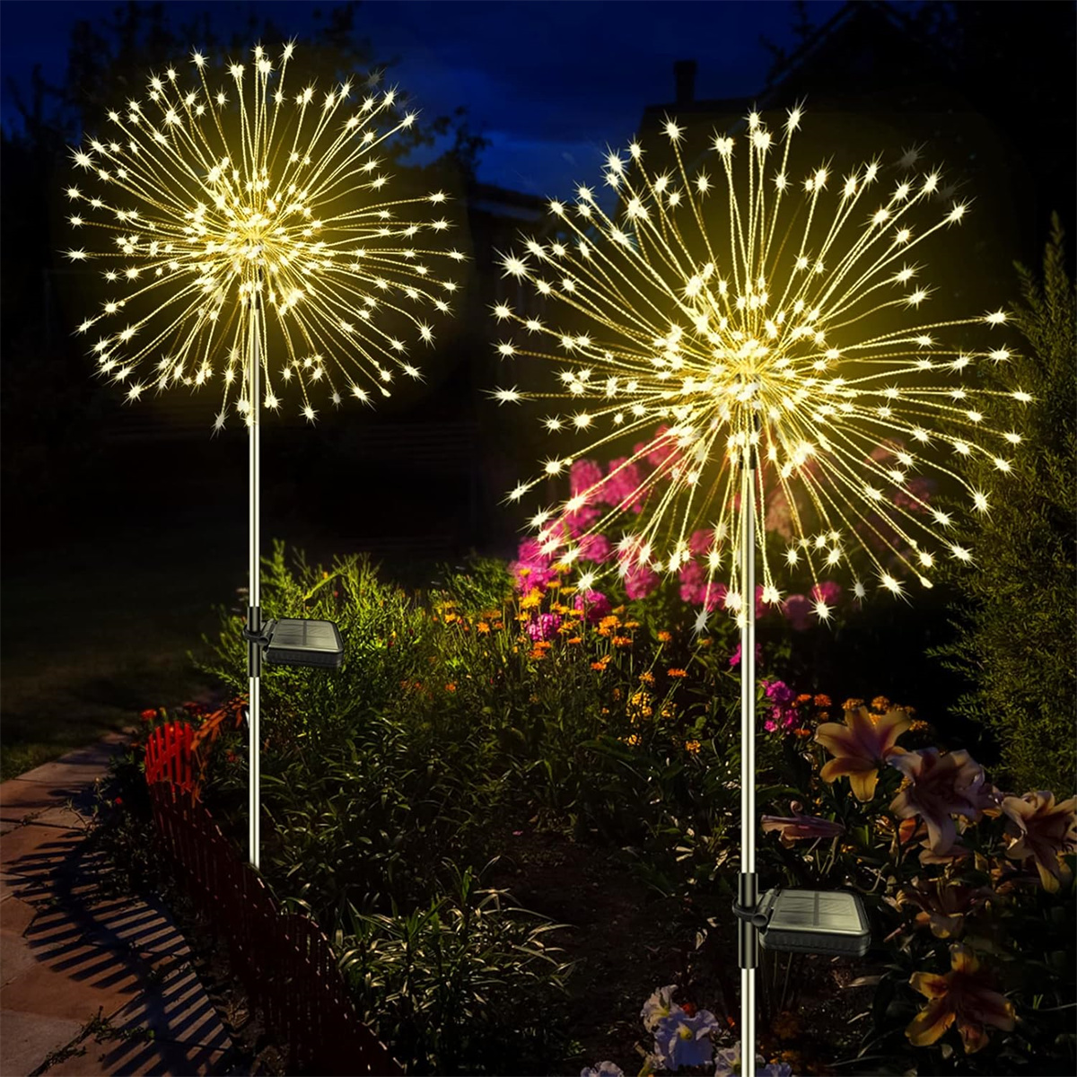 Zwei solarbetriebene Lichter in einem Garten. Sie haben ein Feuerwerkdesign und leuchten nachts.