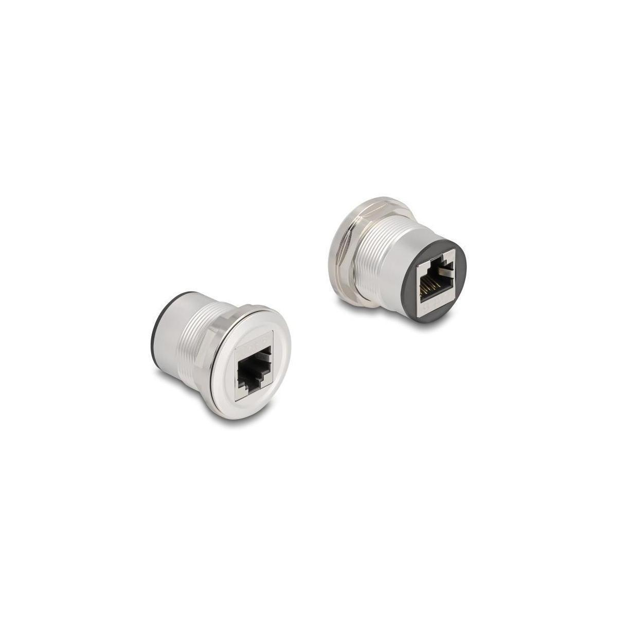 Zwei metallische RJ45-Anschlüsse auf weißer Oberfläche.