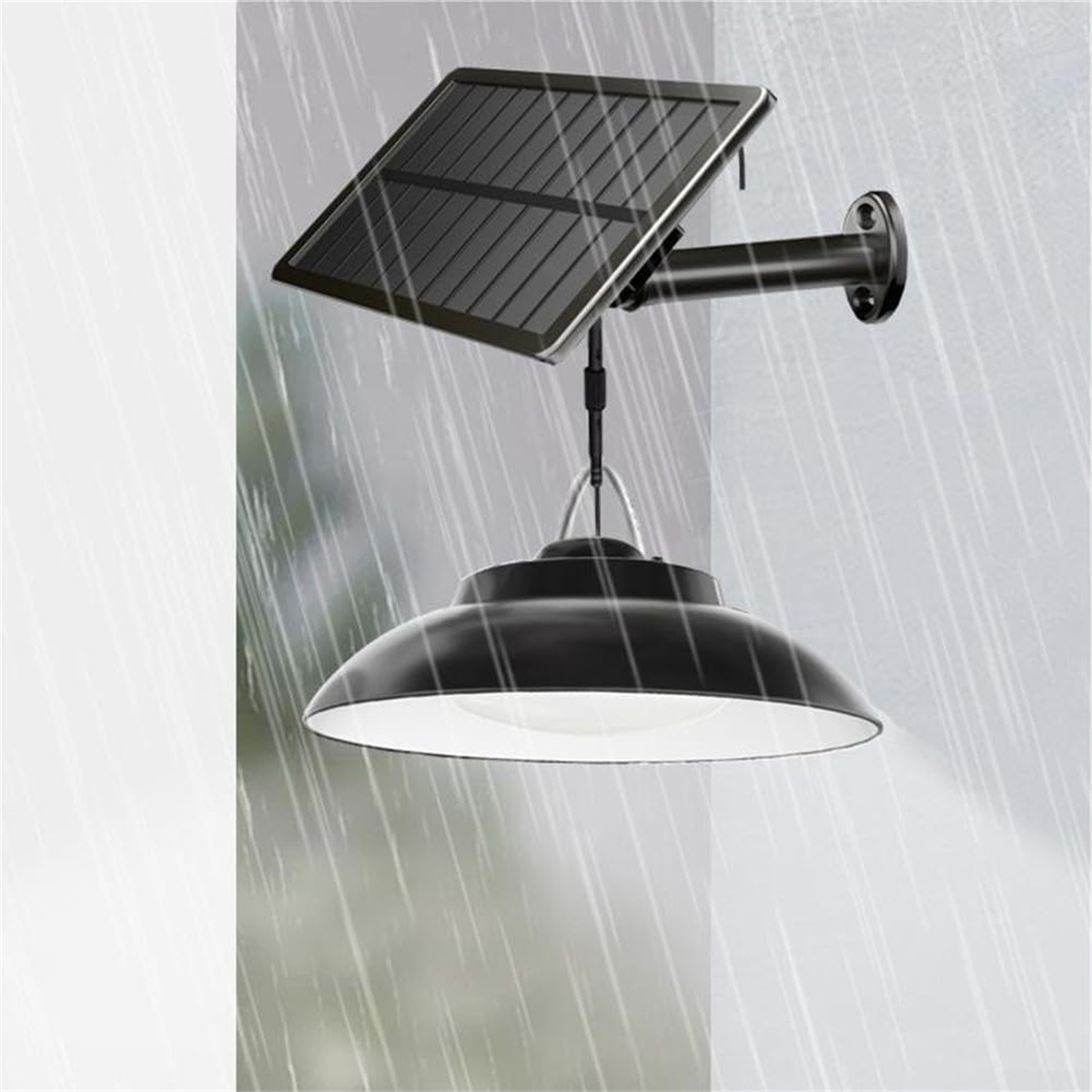 Schwarze solarbetriebene Außenleuchte mit Regen-Effekt. Weißer Wandhintergrund.
