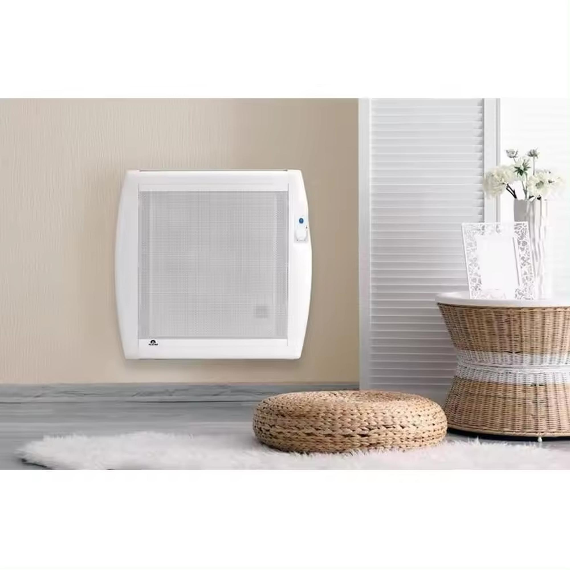 Calentador eléctrico blanco montado en la pared, cerca de una ventana y una alfombra.