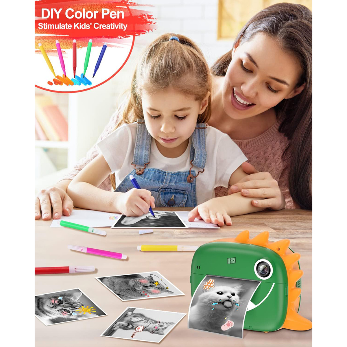 Una niña dibuja con bolígrafos de colores. Hay una impresora verde cerca. Fotos de gatos están en la mesa.