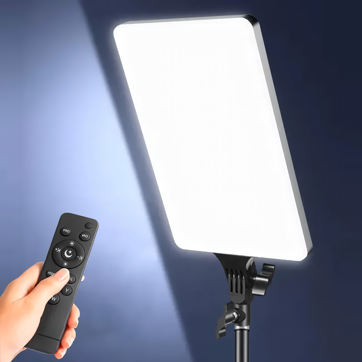 Una luz brillante y rectangular está encendida. Un mando a distancia está en una mano, el fondo es azul.