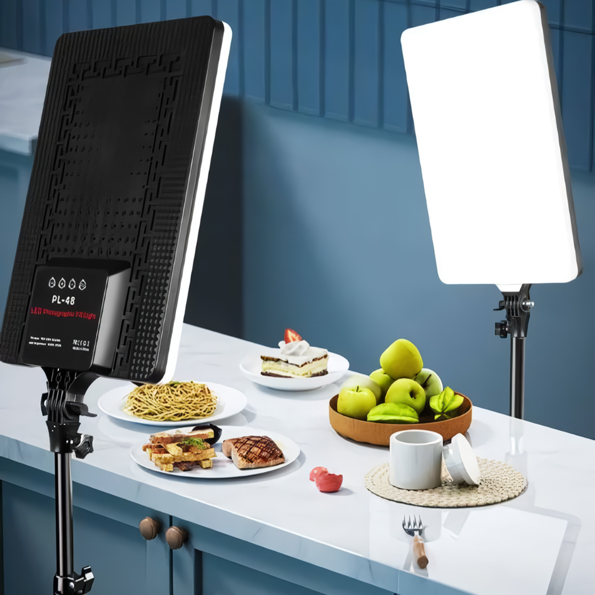 Configuración de fotografía de alimentos con dos luces y platos de comida en una mesa.