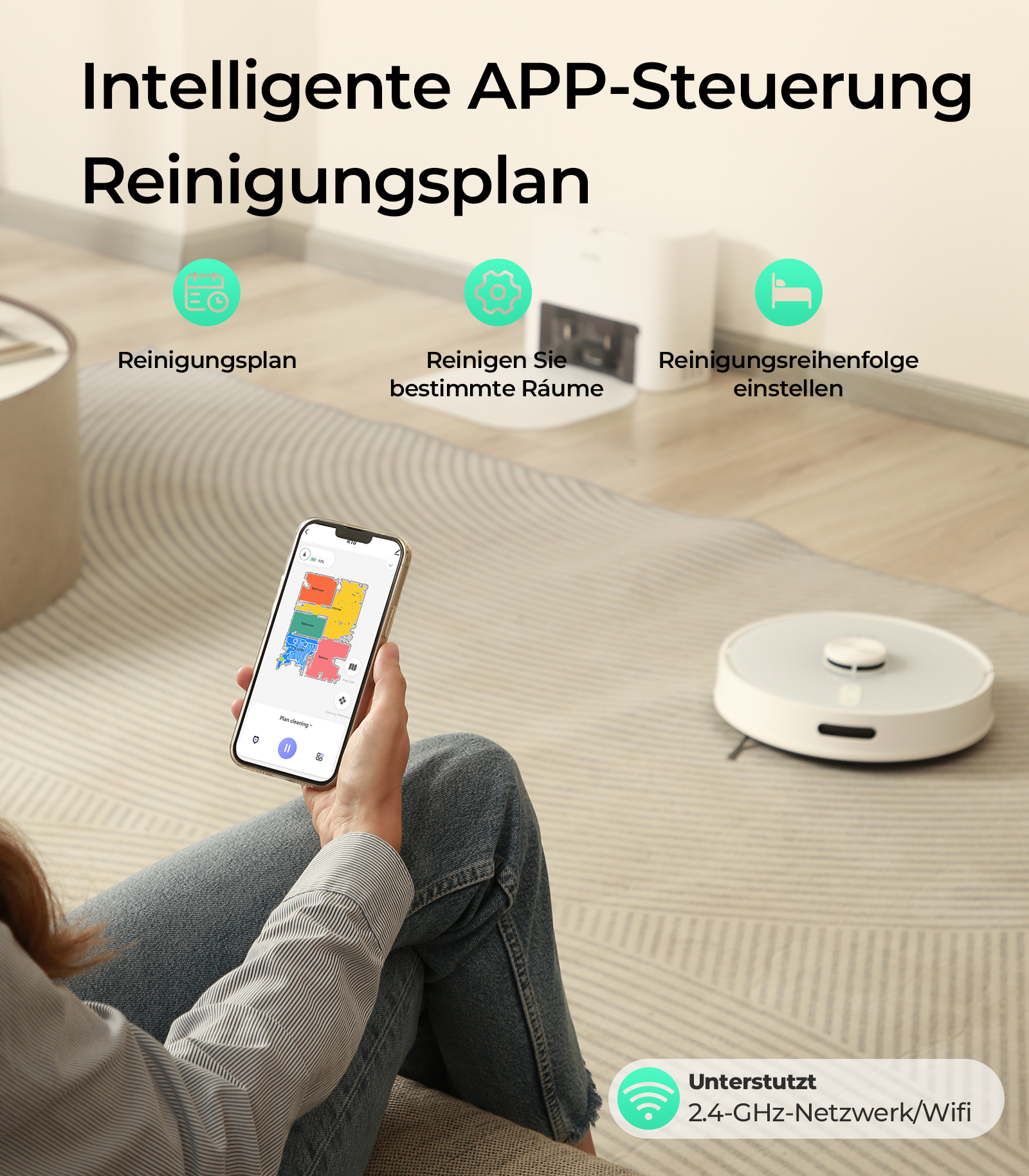 Eine Person verwendet ein Smartphone, um einen weißen Roboterstaubsauger zu steuern. Der Bildschirm zeigt eine Karte.