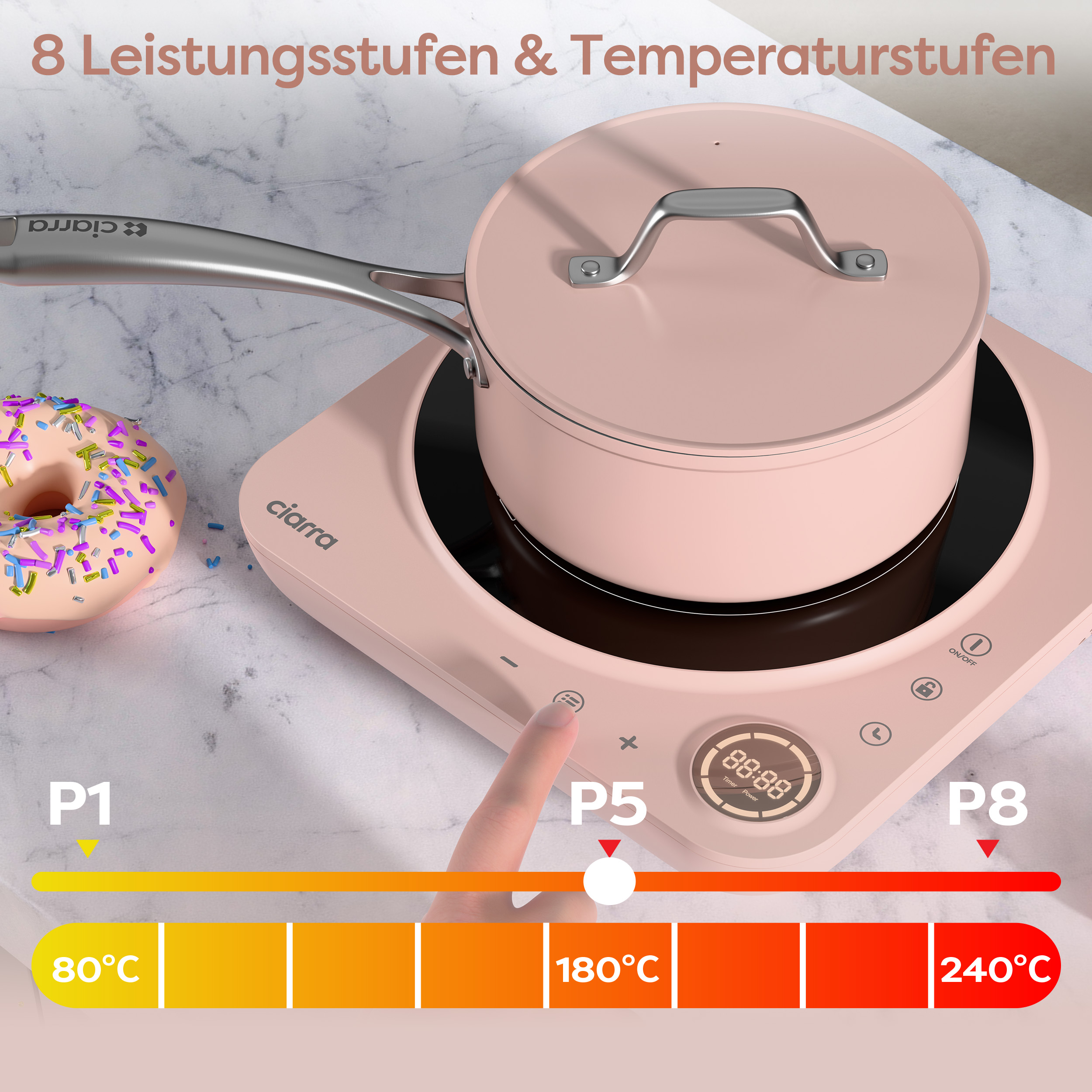 Ein rosa Topf auf einem Induktionskochfeld. Ein Finger zeigt auf das Bedienfeld mit Temperaturstufen.