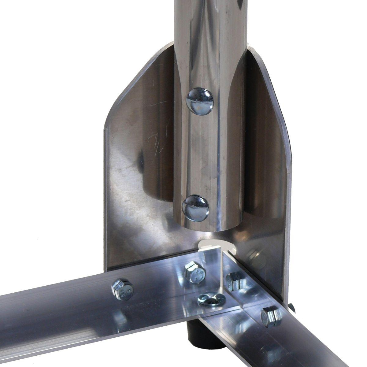 Nahaufnahme einer Metallstützstruktur mit Bolzen. Silbermetall, weißer Hintergrund.