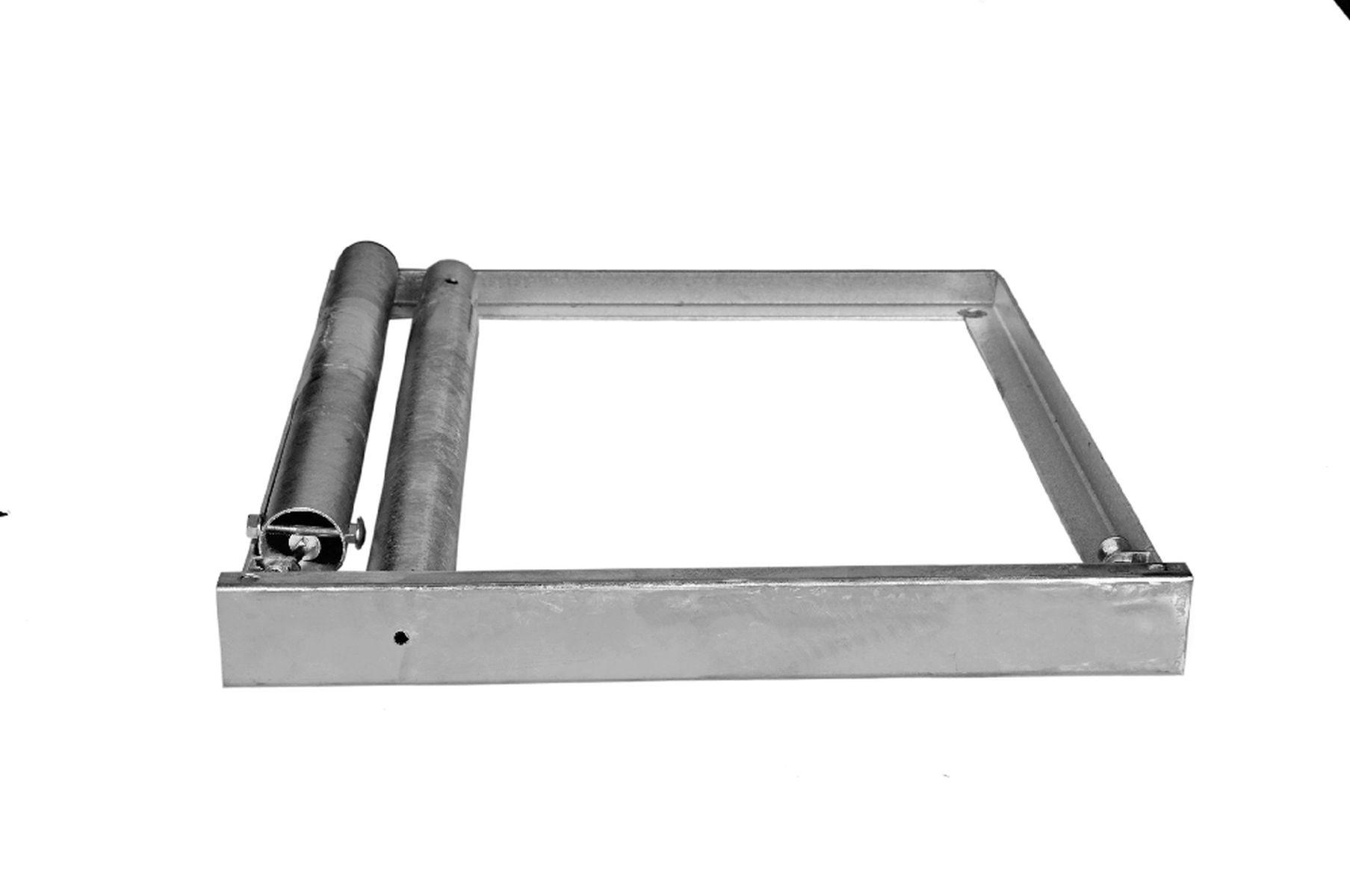 Ein silberner quadratischer Metallrahmen mit zwei silbernen Rollen auf weißem Hintergrund.