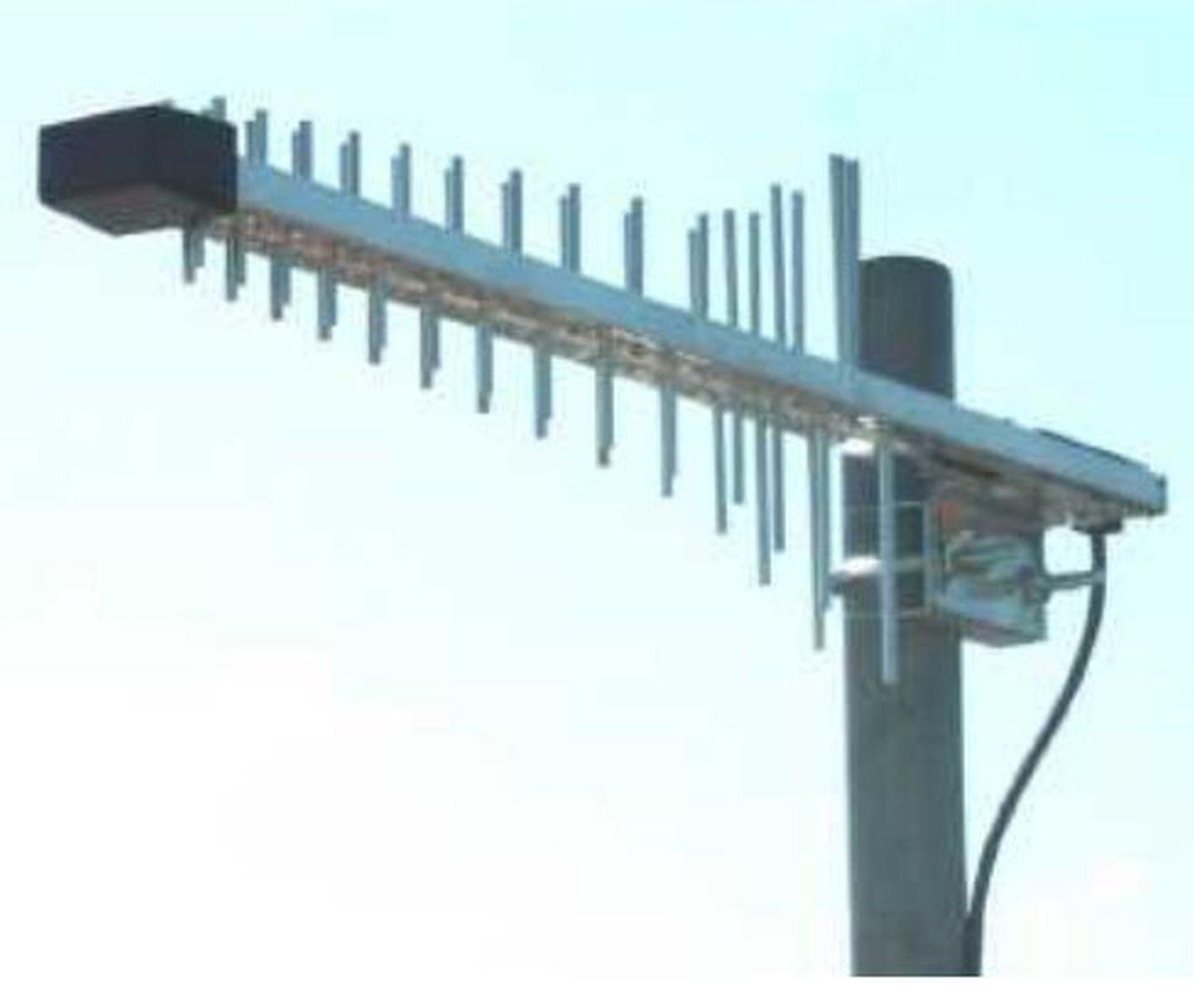 Eine Antenne an einem Mast montiert. Sie hat mehrere vertikale Stäbe.