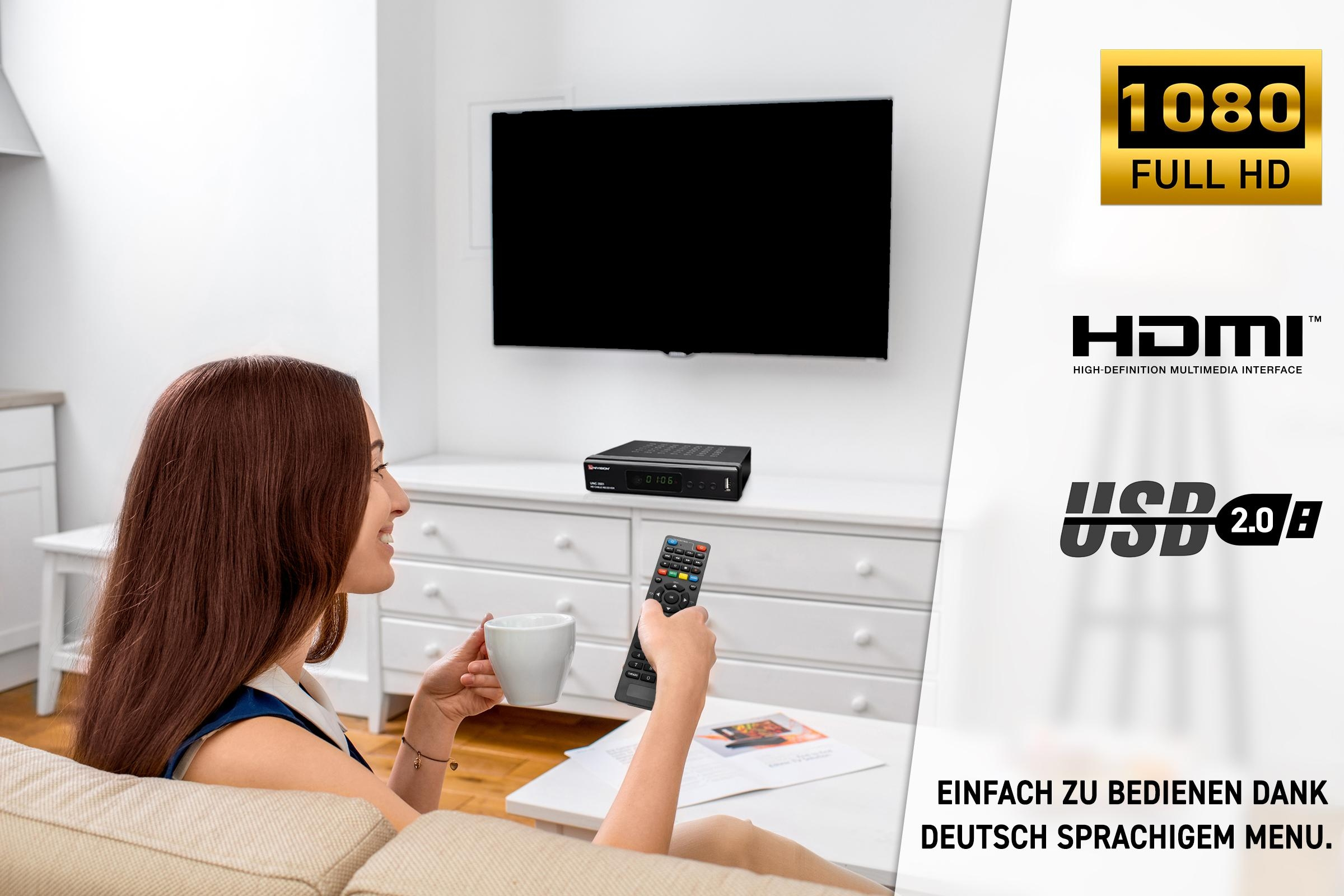 Frau schaut fern. Ein TV-Receiver und Fernbedienung sind im Fokus. Der Hintergrund ist ein Wohnzimmer.